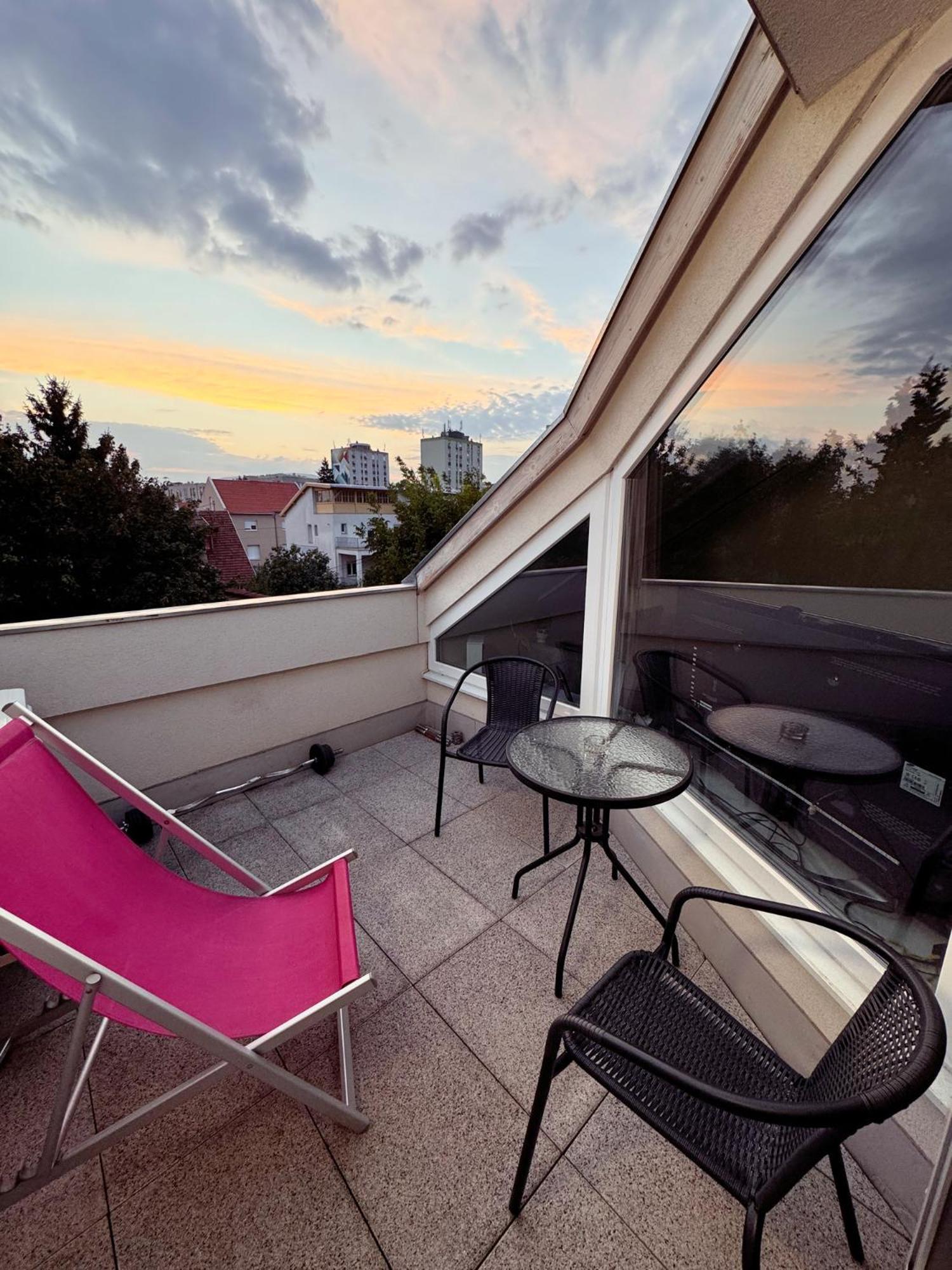 Appartement Exclusive Family Apartman à Pécs Extérieur photo