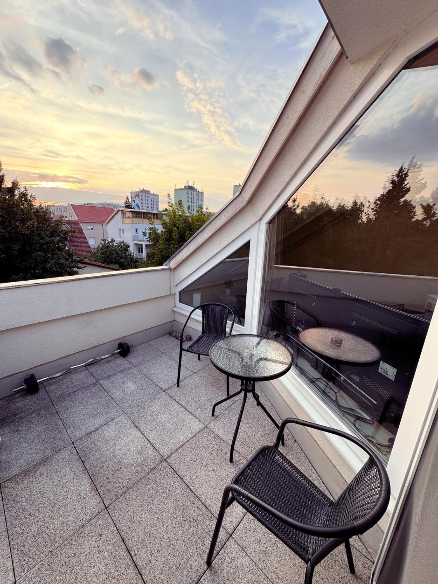 Appartement Exclusive Family Apartman à Pécs Extérieur photo