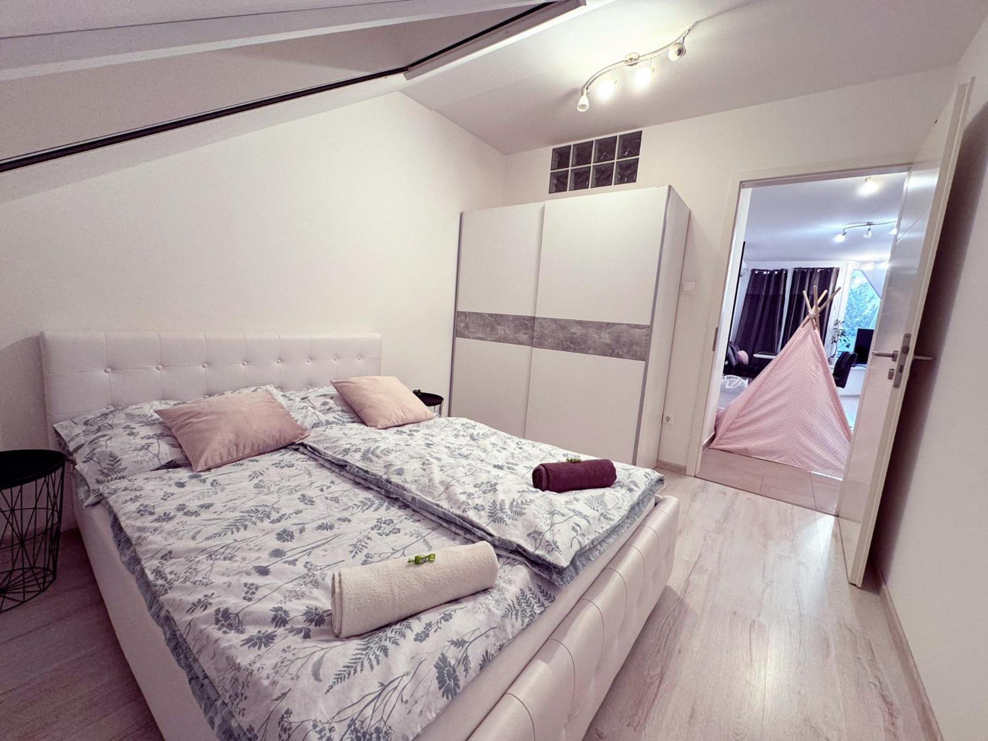 Appartement Exclusive Family Apartman à Pécs Extérieur photo