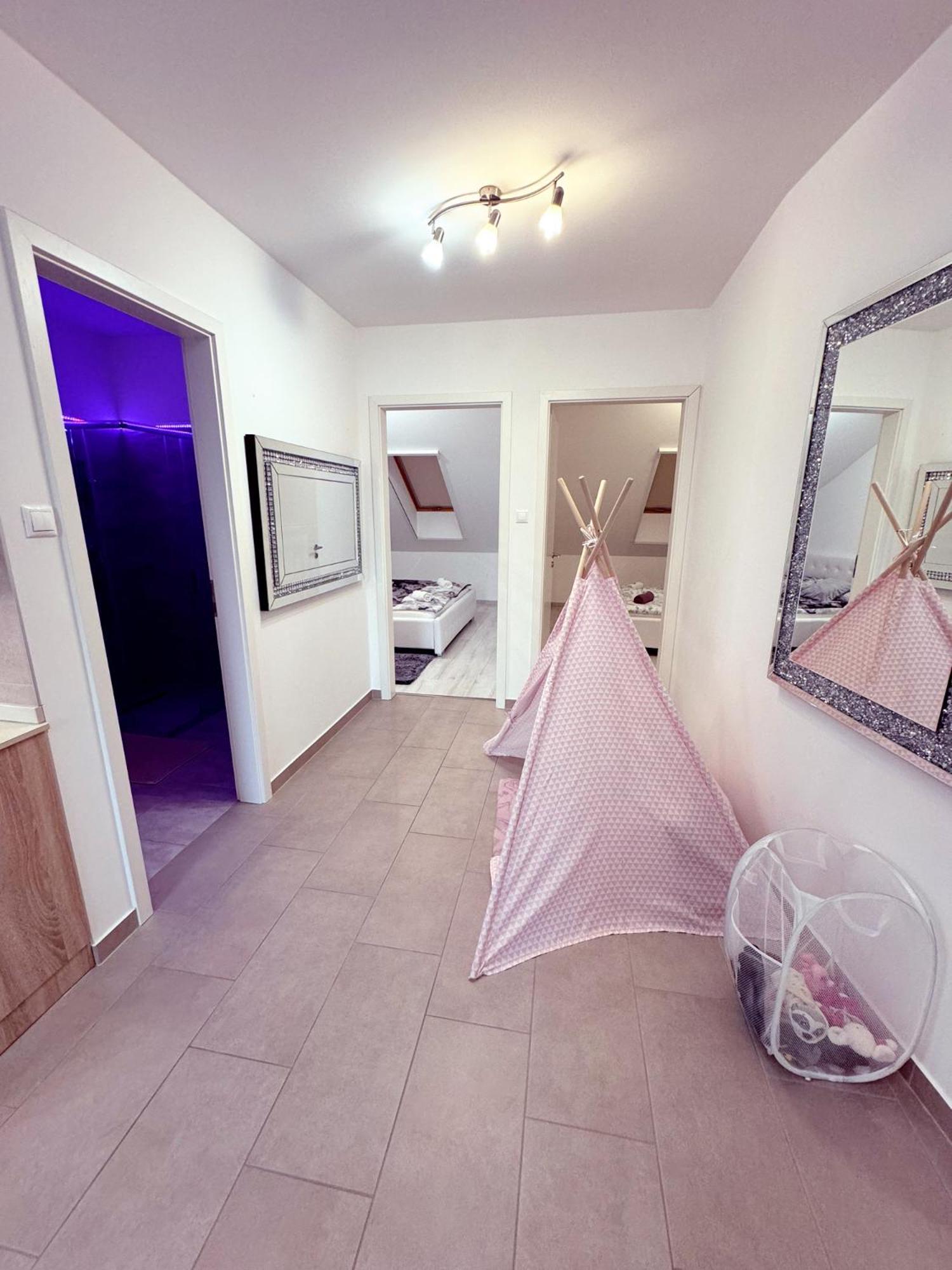 Appartement Exclusive Family Apartman à Pécs Extérieur photo