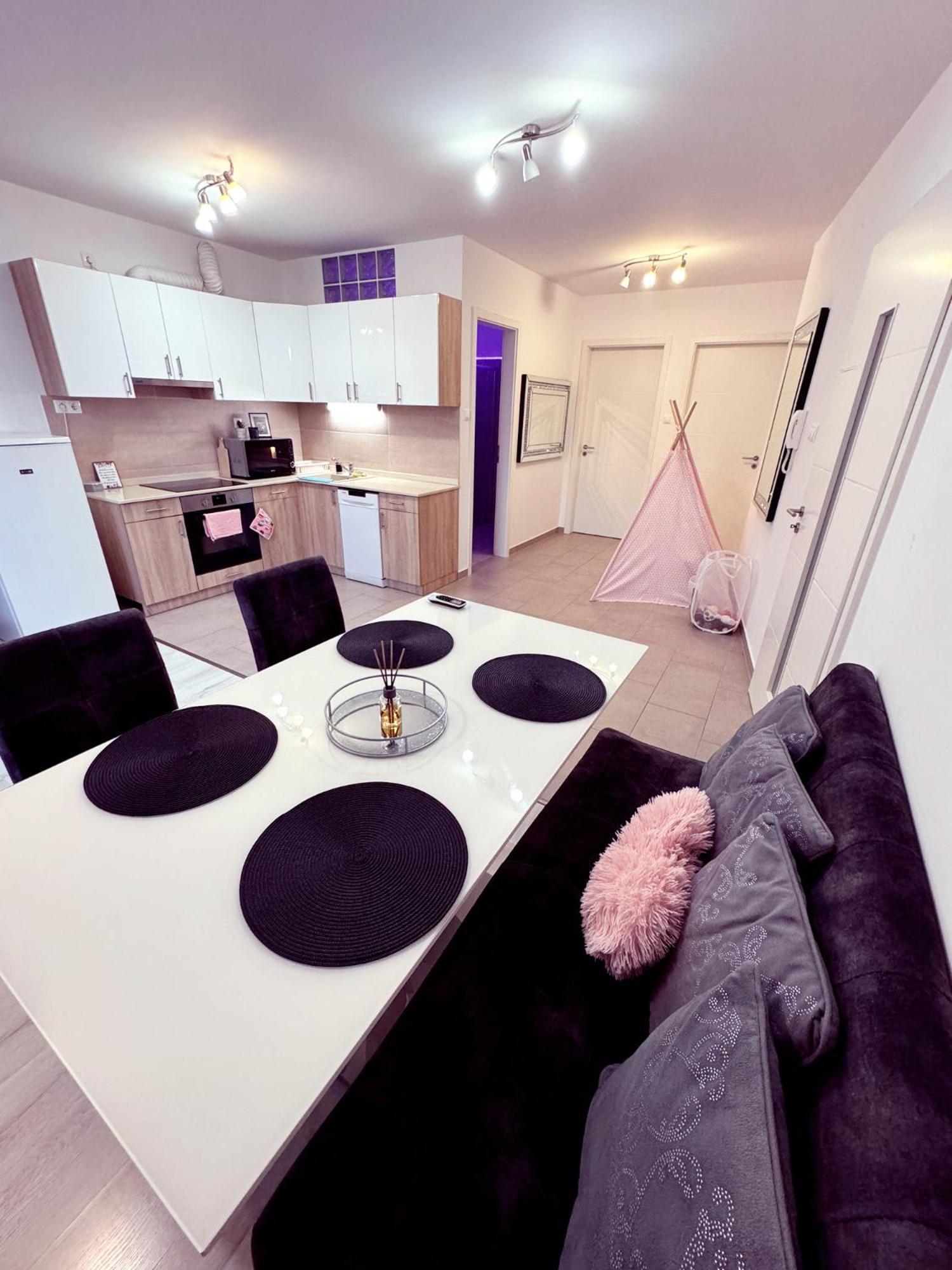 Appartement Exclusive Family Apartman à Pécs Extérieur photo