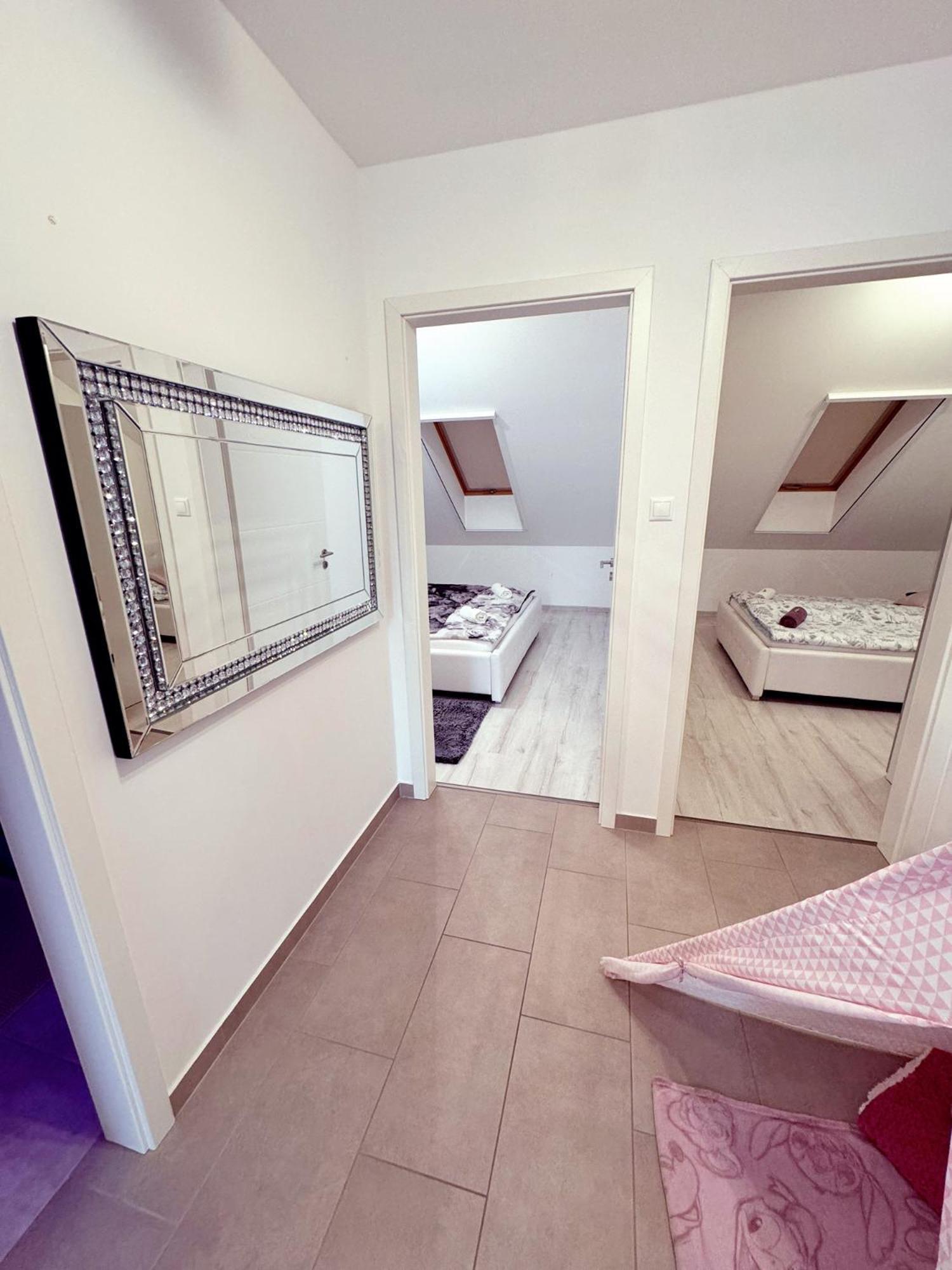 Appartement Exclusive Family Apartman à Pécs Extérieur photo