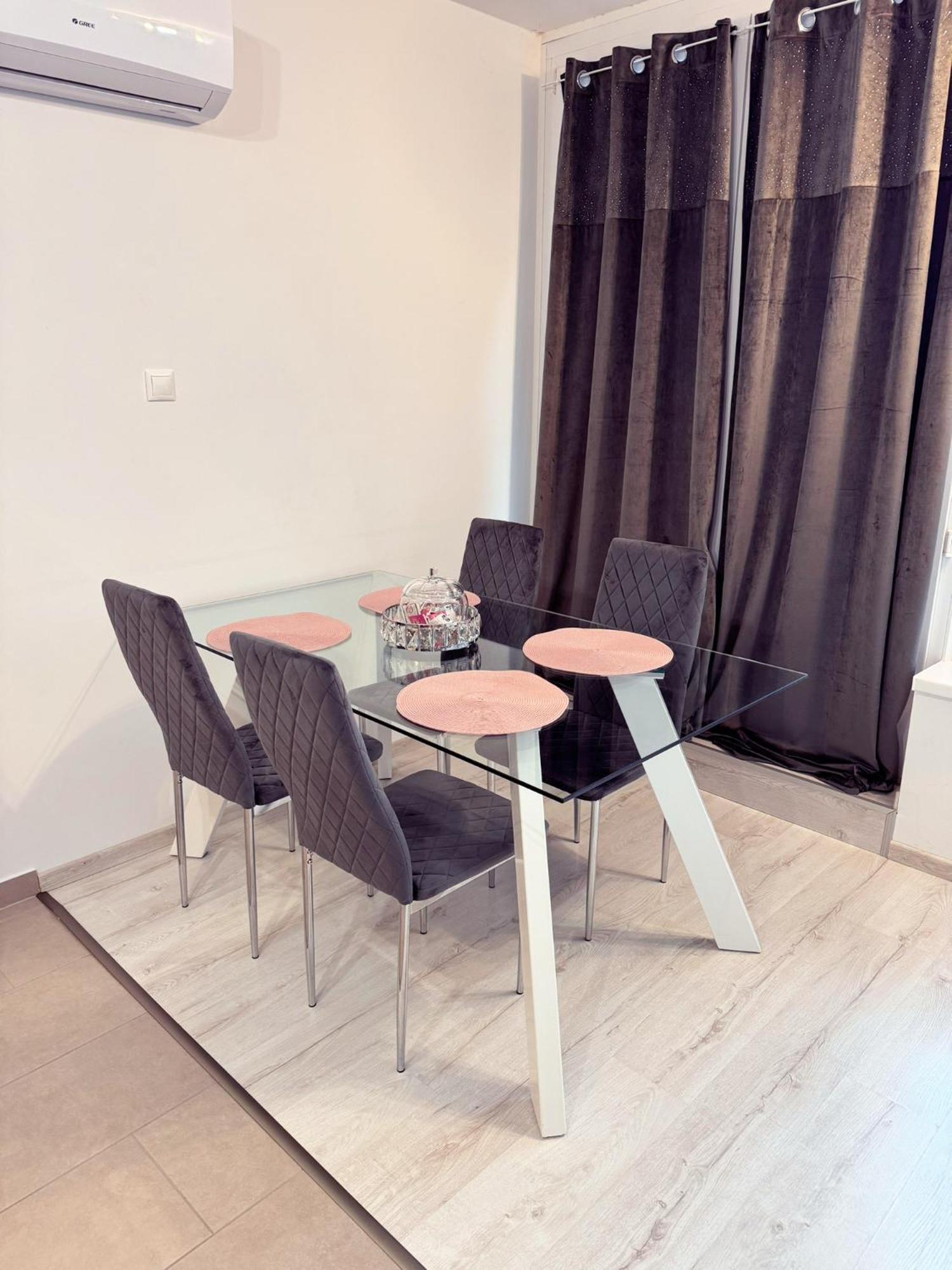 Appartement Exclusive Family Apartman à Pécs Extérieur photo